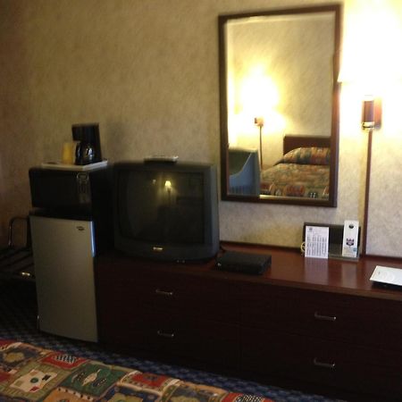 Richmond Inn And Suites Екстер'єр фото