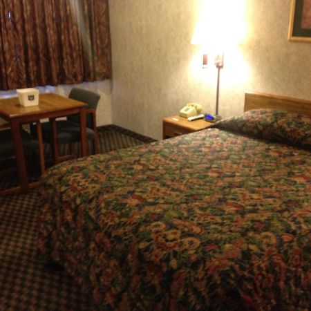 Richmond Inn And Suites Екстер'єр фото