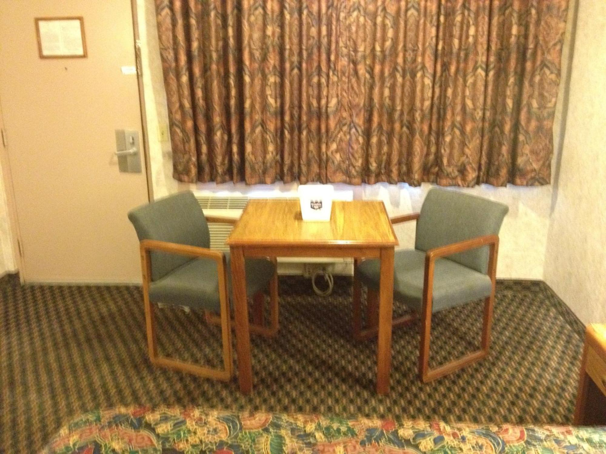 Richmond Inn And Suites Екстер'єр фото
