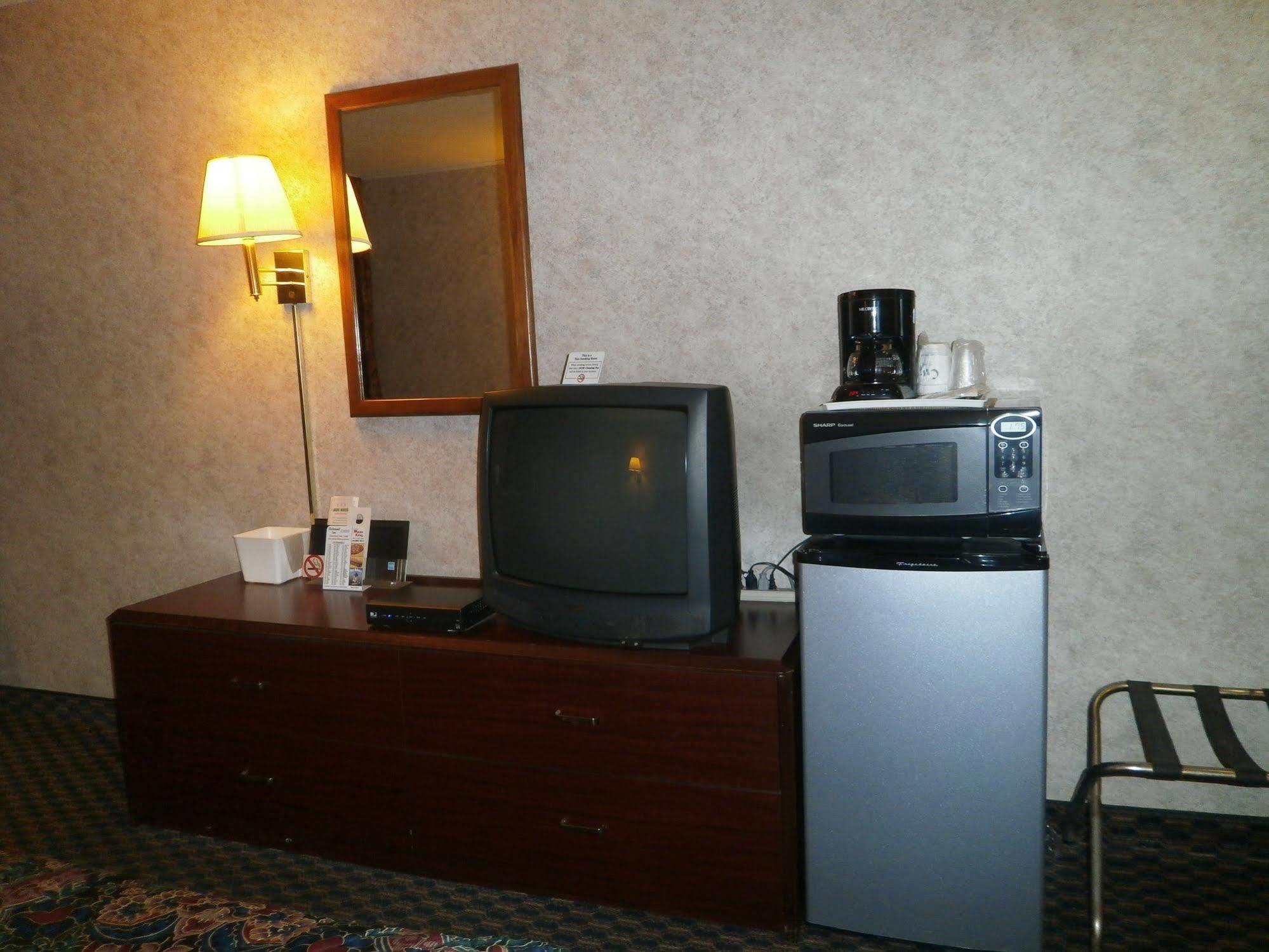 Richmond Inn And Suites Екстер'єр фото