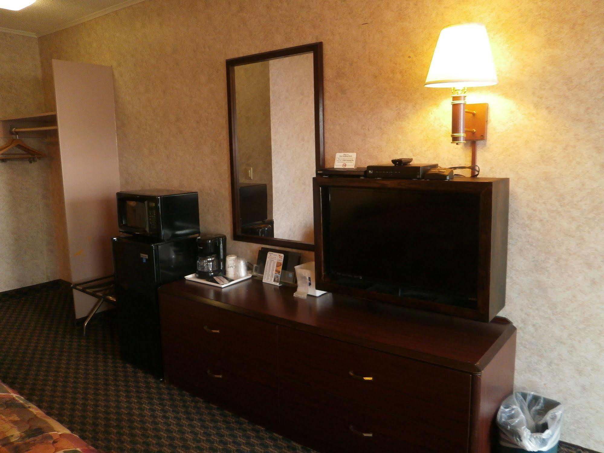 Richmond Inn And Suites Екстер'єр фото