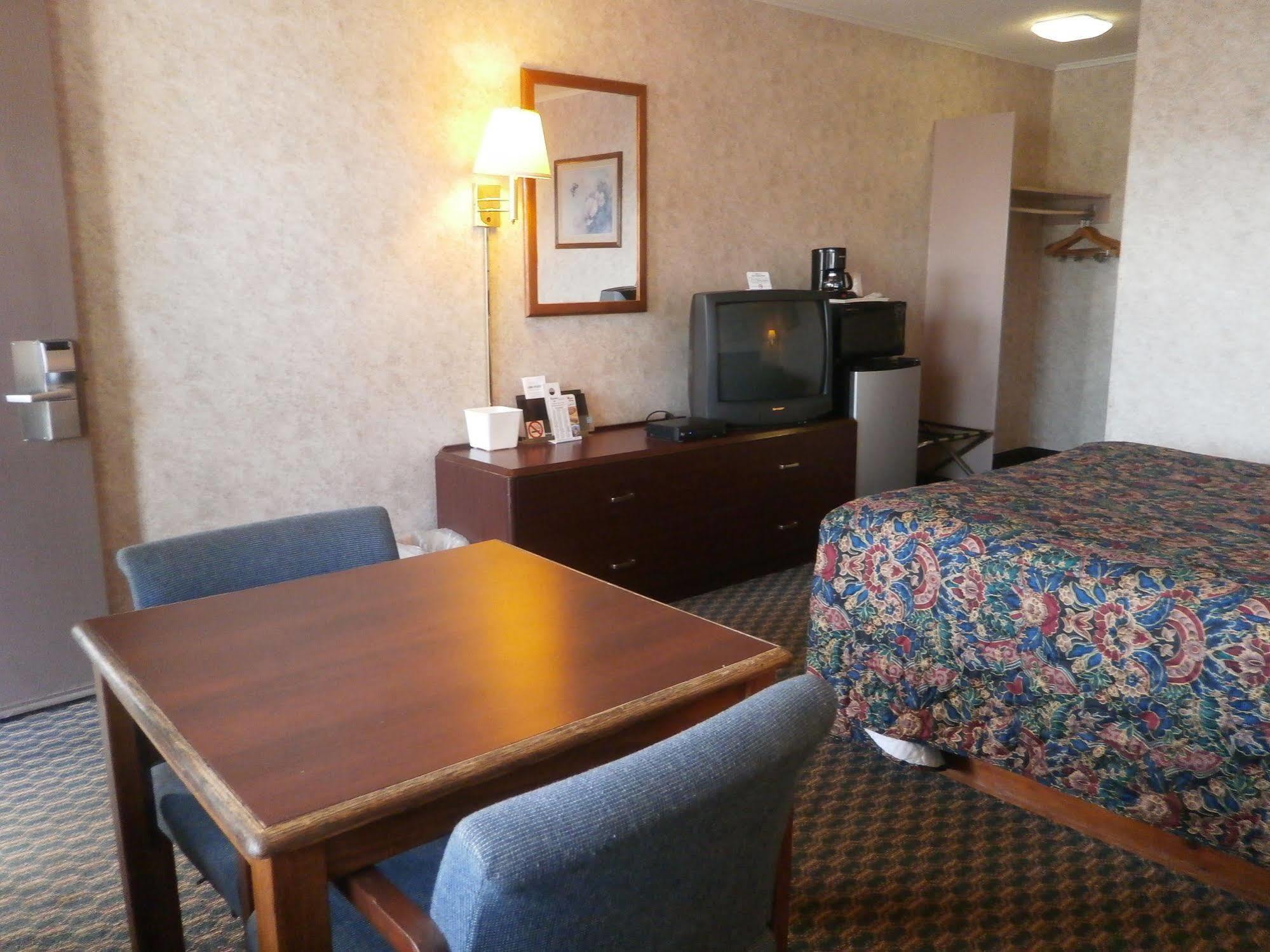Richmond Inn And Suites Екстер'єр фото